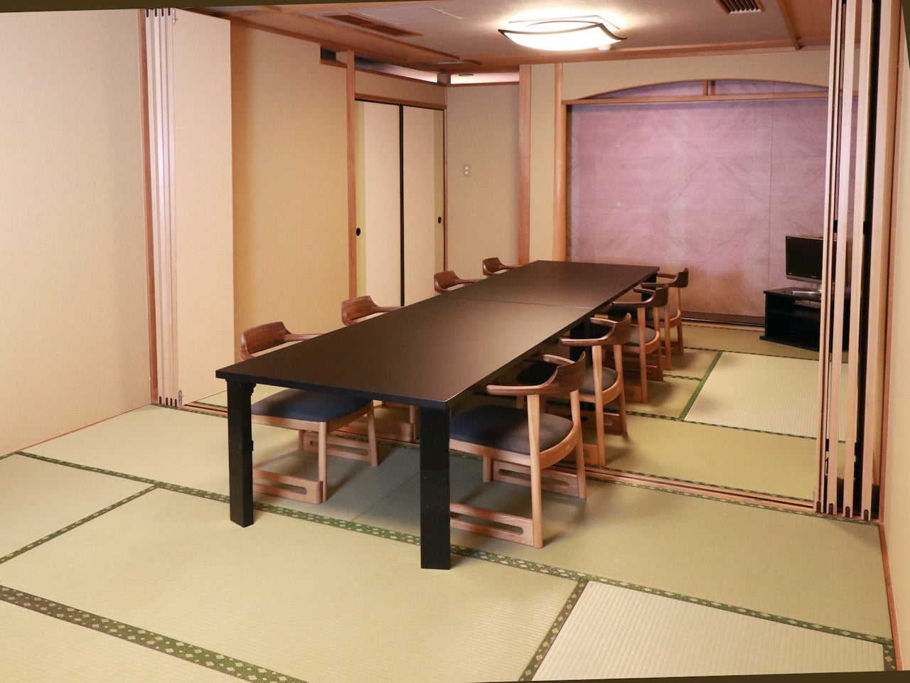 和室椅子テーブル_旅館家具_アームチェア, ダイニングチェア, チェア_くつろぎ-チェア3-walnut-L_八木研_ヤギケン_yagiken