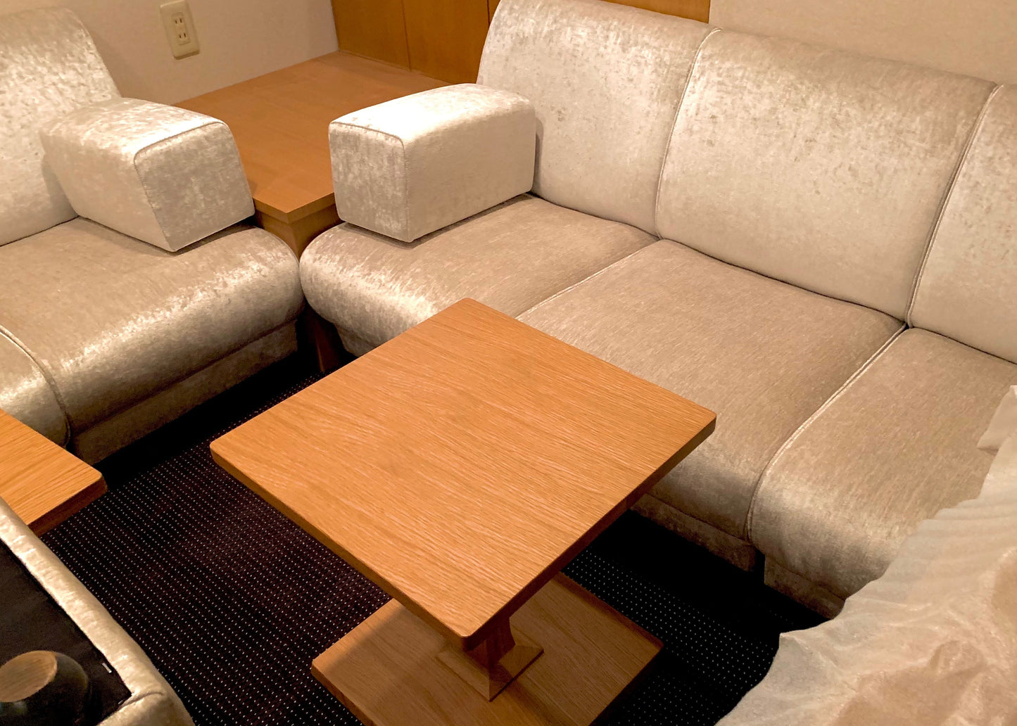 和室椅子テーブル_旅館家具_1人用テーブル, 2人用テーブル, サイドテーブル, スクエアテーブル, ソファテーブル, ソファベッド, テーブル, テーブル高さ48cm, ナイトテーブル, ホテルテーブル, ラウンジ, ラウンジテーブル, ラウンドテーブル, ローテーブル, 低いテーブル, 和室テーブル, 宴会場, 広縁, 旅館テーブル, 旅館食堂用, 高齢者用_くつろぎ-サイドテーブル2(KAKU)_八木研_ヤギケン_yagiken