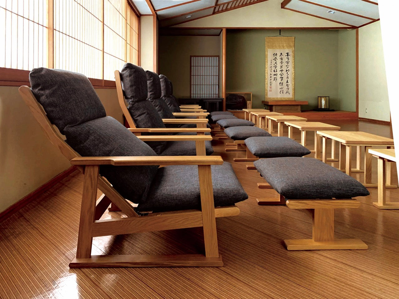 和室椅子テーブル_旅館家具_オットマン, オーク材, モーション機能, ラウンジ, リクライニングチェア, リラックスチェア, 低い椅子, 和室椅子, 宴会場, 広縁, 座面高さ34cm, 旅館客室用椅子, 旅館食堂用, 無断階リクライニング, 畳用椅子, 高座椅子, 高齢者用_くつろぎ-オットマン2_八木研_ヤギケン_yagiken