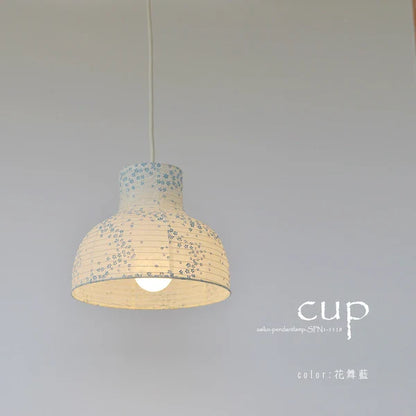和紙ペンダントライト-和紙照明ペンダント-日本の和紙ランプ-和風ペンダントライト-手作り和紙照明-薄紙ペンダントライト-モダン和紙照明-和紙照明デザイン-伝統的な和紙照明-小さな空間-多灯吊り-1灯ペンダントライト カップ 花舞藍 SPN1-1118 電球別売
