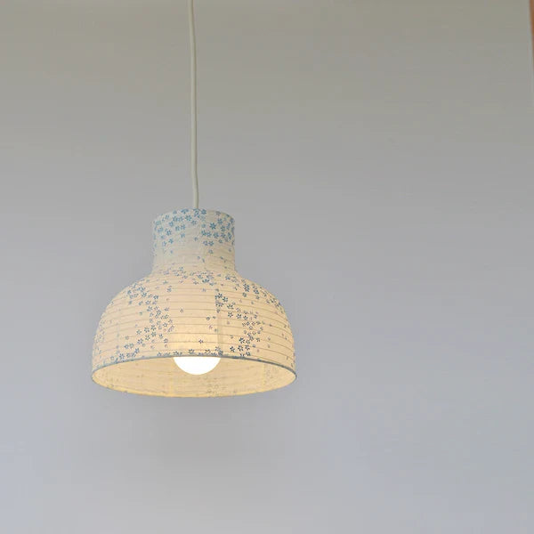 和紙ペンダントライト-和紙照明ペンダント-日本の和紙ランプ-和風ペンダントライト-手作り和紙照明-薄紙ペンダントライト-モダン和紙照明-和紙照明デザイン-伝統的な和紙照明-小さな空間-多灯吊り-1灯ペンダントライト カップ 花舞藍 SPN1-1118 電球別売