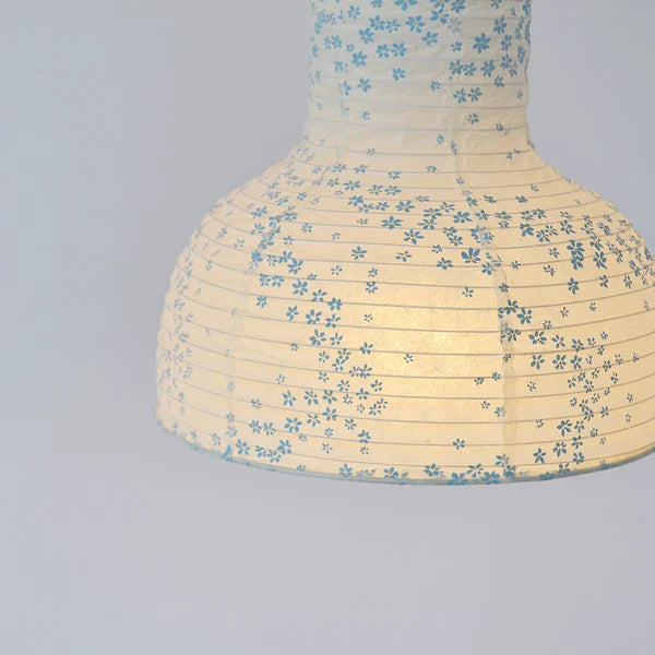 和紙ペンダントライト-和紙照明ペンダント-日本の和紙ランプ-和風ペンダントライト-手作り和紙照明-薄紙ペンダントライト-モダン和紙照明-和紙照明デザイン-伝統的な和紙照明-小さな空間-多灯吊り-1灯ペンダントライト カップ 花舞藍 SPN1-1118 電球別売
